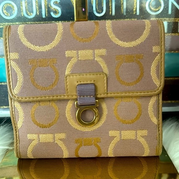 Authentic Salvatore Ferragamo wallet - Picture 2 of 14